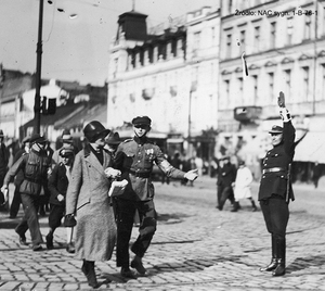 Policjant kierujący ruchem na ulicy Marszałkowskiej przy skrzyżowaniu z Al. Jerozolimskimi w Warszawie w dniu 28 września 1930 r. Źródło: NAC sygn. 1-B-76-1.