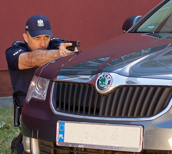 Bezpieczeństwo fizyczne policjanta w kontekście interwencji z użyciem broni palnej